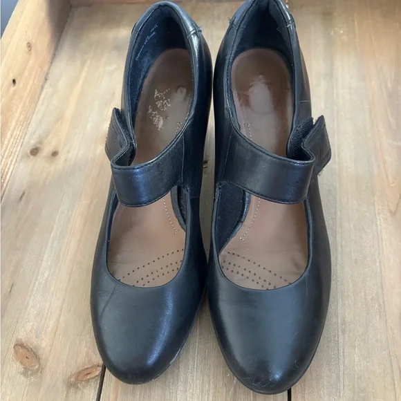 Clarks Black Leather Women's Mary Jane’s Size 7 - Picture 1 of 3